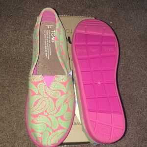 Green and pink paisley toms